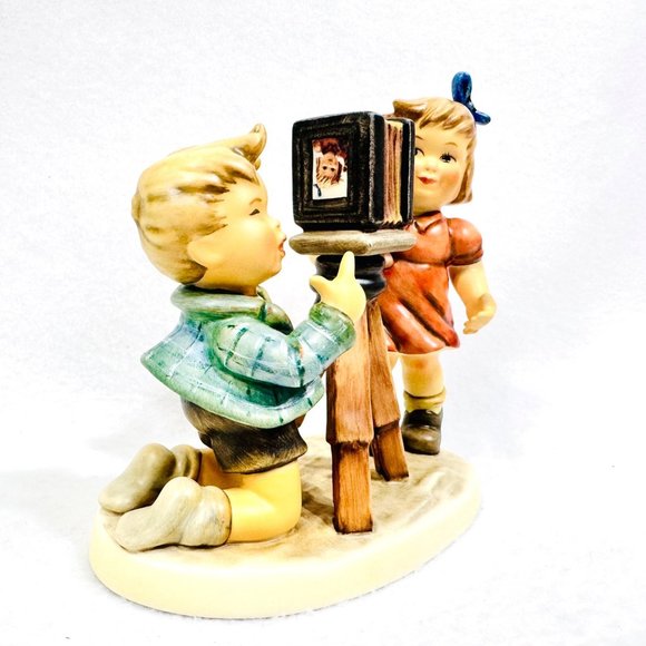 Goebel Hummel #2132 "Camera Ready" 25th Anniversary Edition TMK8 - Picture 4 of 16